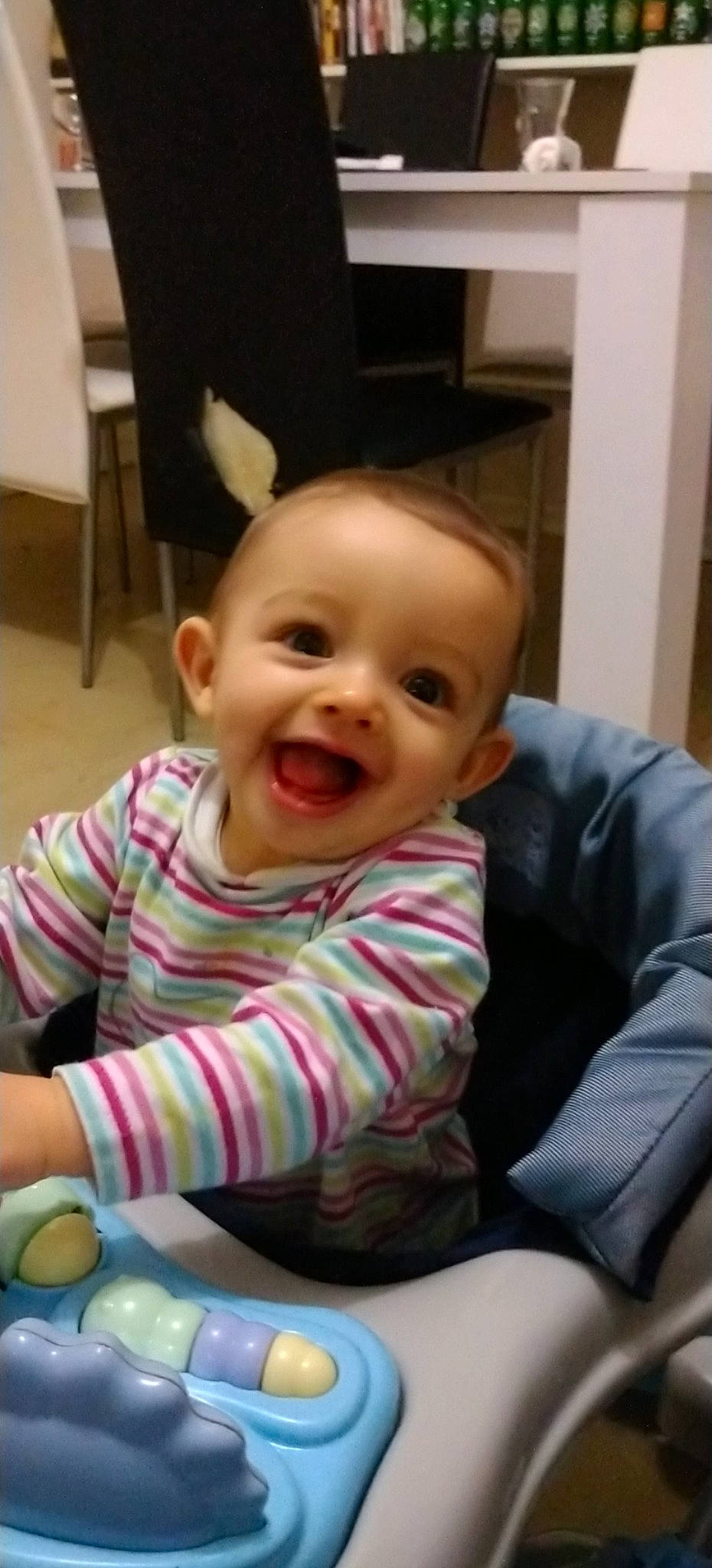 Nyna a rejoint le concours — aidez-le/la à gagner de superbes lots ! baby, baby_laughing, cheek, child, ear, face, facial_expression, forehead, head, laugh, lip, mouth, nose, person, sitting, skin, smile, toddler, tummy_time