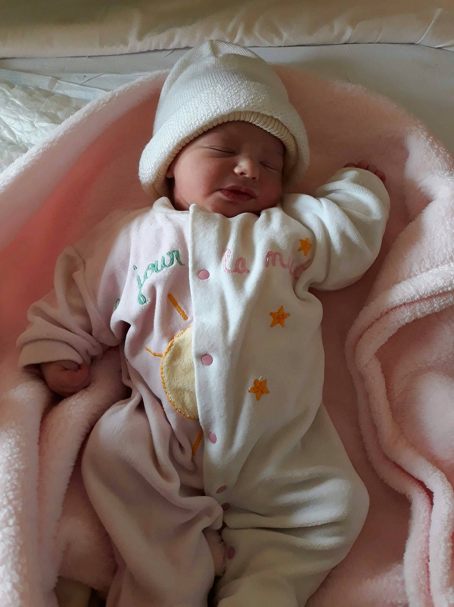 Nyna a rejoint le concours — aidez-le/la à gagner de superbes lots ! baby, baby_sleeping, bonnet, child, person, toddler