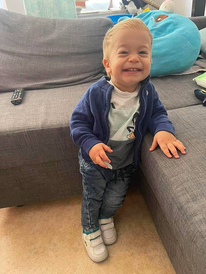 Noah a rejoint le concours — aidez-le/la à gagner de superbes lots ! baby, baby_toddler_clothing, cheek, child, comfort, couch, eye, face, floor, flooring, happy, head, joy, mammal, person, shoe, skin, sleeve, smile, sneakers