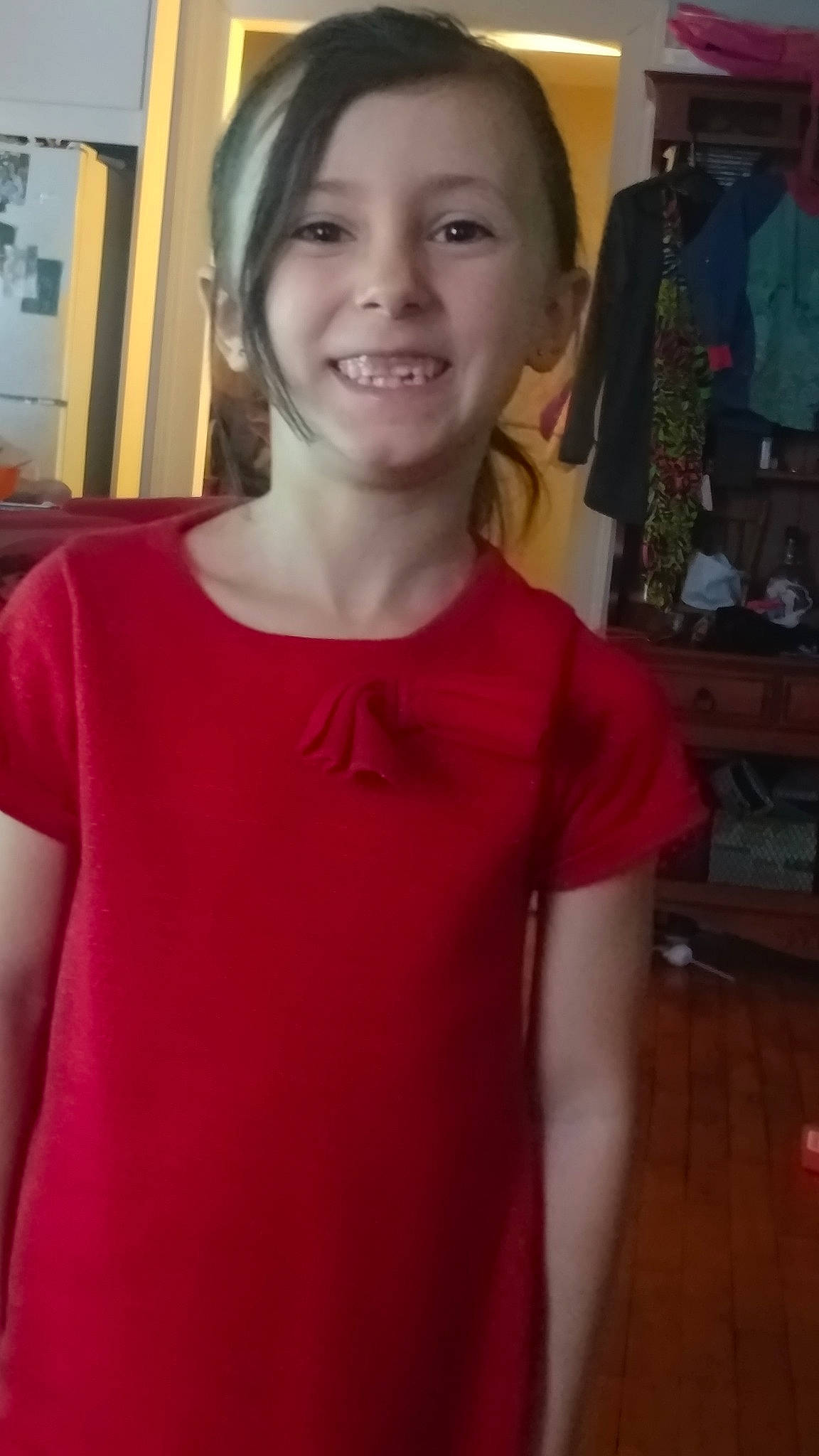 Maïka participe au concours pour gagner de l'argent avec cette photo : arm, cheek, chin, face, facial_expression, forehead, head, joint, joy, lady, lip, mouth, neck, nose, organ, person, red, shoulder, skin, smile