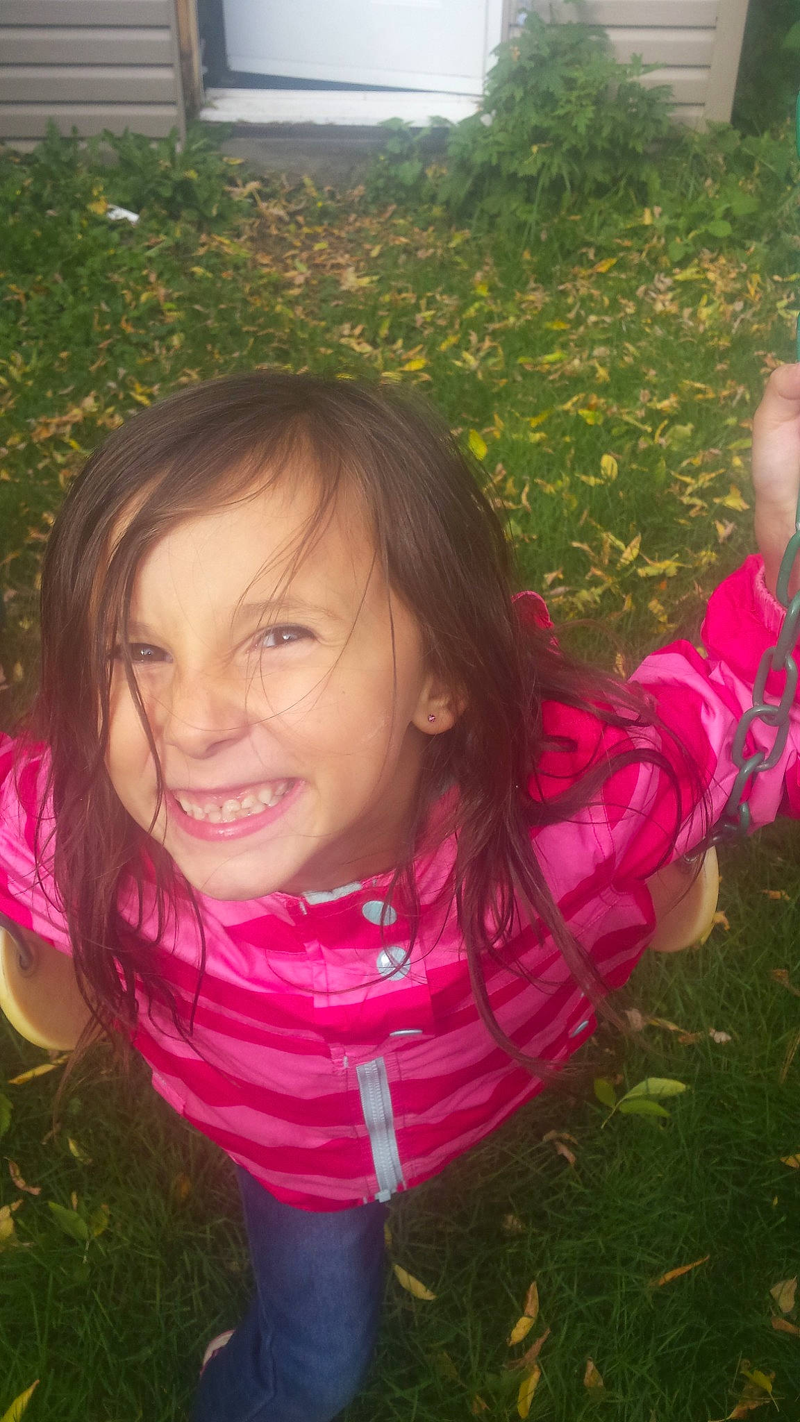 Maïka participe au concours pour gagner de l'argent avec cette photo : brown_hair, child, face, facial_expression, fun, grass, hair, happy, joy, lip, long_hair, magenta, person, photography, pink, plant, play, smile