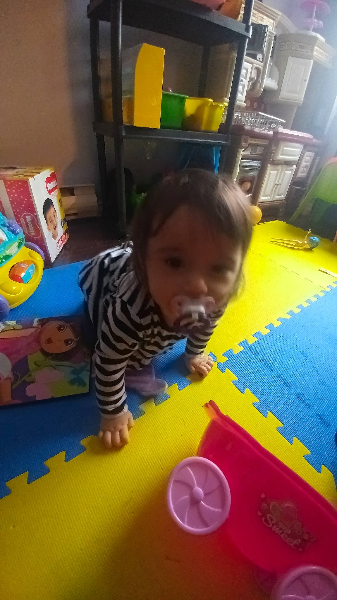 Jade participe au concours pour gagner de l'argent avec cette photo : baby, baby_toys, child, fun, joy, kindergarten, learning, person, play, smile, toddler, toy, yellow