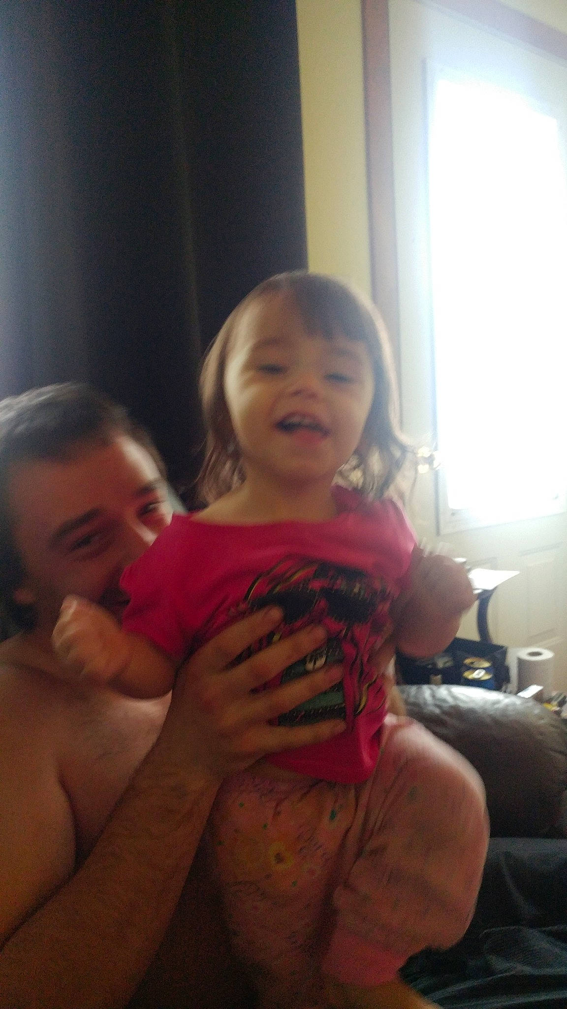 Jade a rejoint le concours — aidez-le/la à gagner de superbes lots ! abdomen, arm, baby, birth, cheek, chest, child, electronic_device, finger, fun, hand, leg, mother, mouth, muscle, person, selfie, skin, smile, toddler