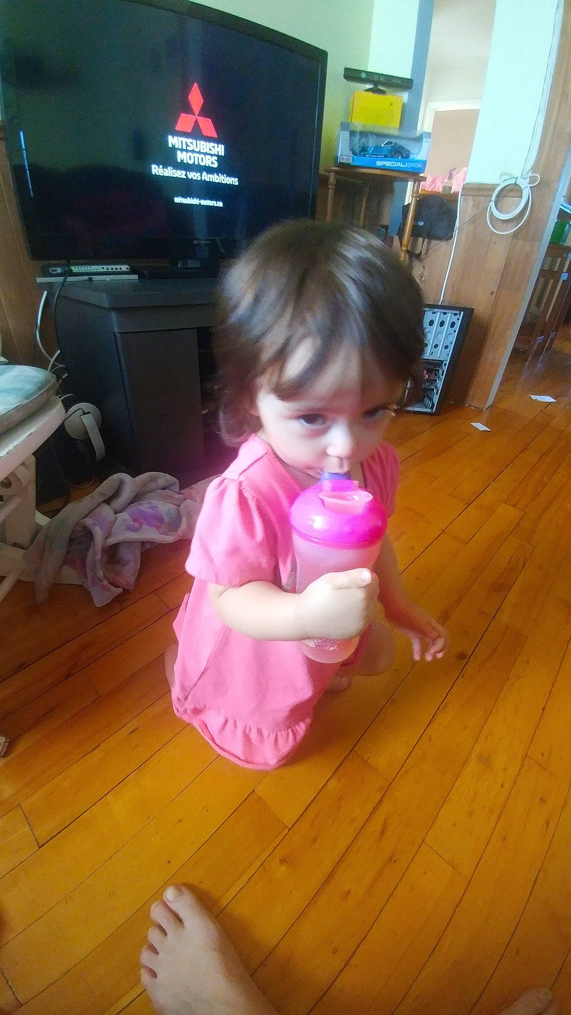 Jade a rejoint le concours — aidez-le/la à gagner de superbes lots ! baby, child, finger, floor, flooring, person, pink, play, skin, thumb, toddler