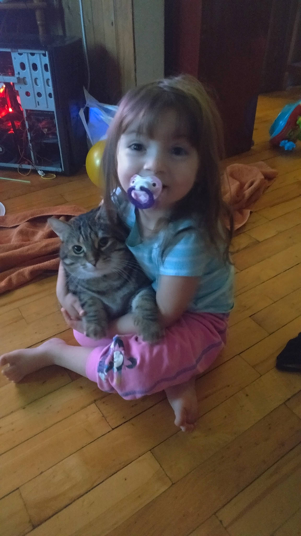 Kayla participe au concours pour gagner de l'argent avec cette photo : baby, carnivore, cat, child, fawn, felidae, iris, kitten, person, play, sitting, skin, small_to_medium_sized_cats, toddler, whiskers