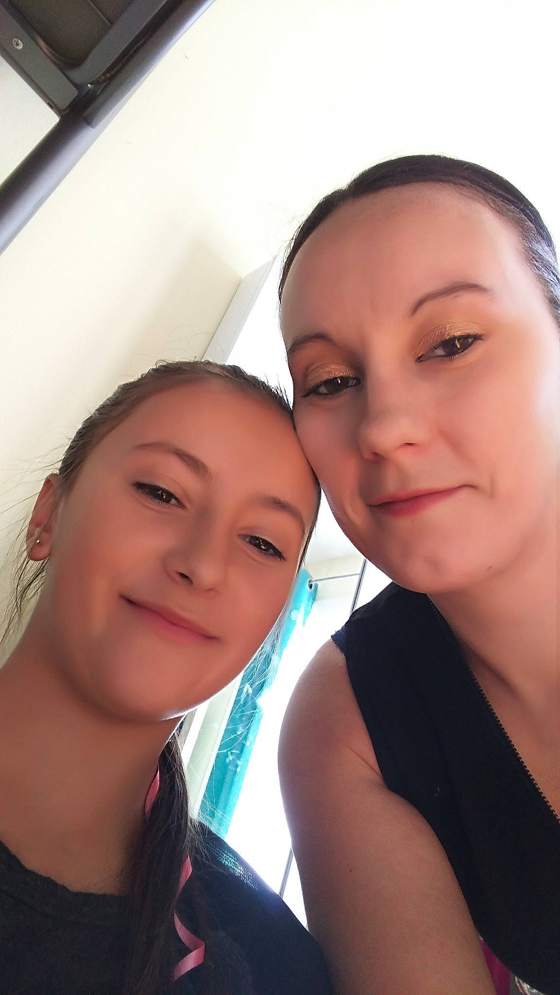 Naomie a rejoint le concours — aidez-le/la à gagner de superbes lots ! beauty, cheek, child, chin, eye, eyebrow, face, forehead, friendship, fun, happy, head, headwear, lip, mother, nose, person, photography, selfie, skin