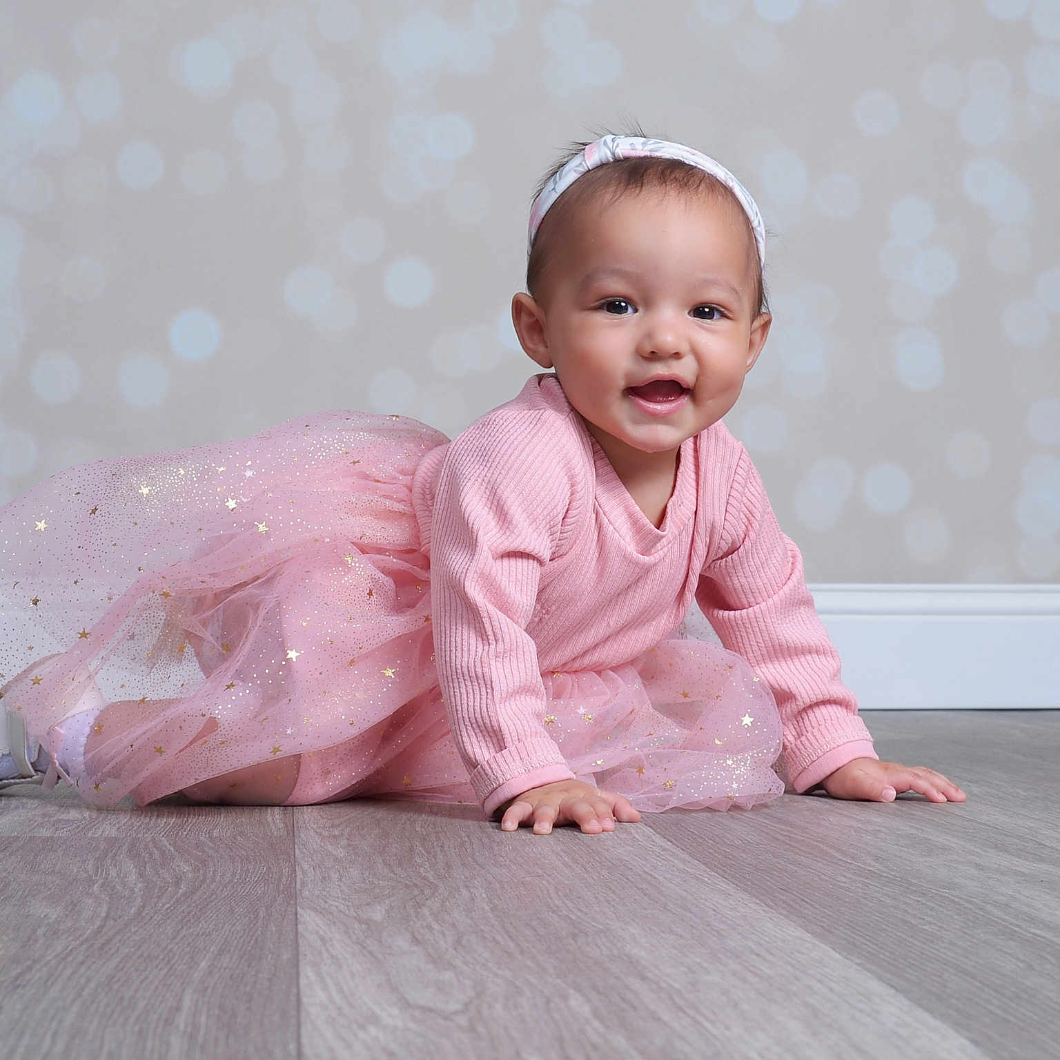 Kiersteen is registered to the contest to win money with this photo: baby, babycrawling, clothing, crawling, dress, face, hardwood, head, person, photography, portrait, sitting, wood