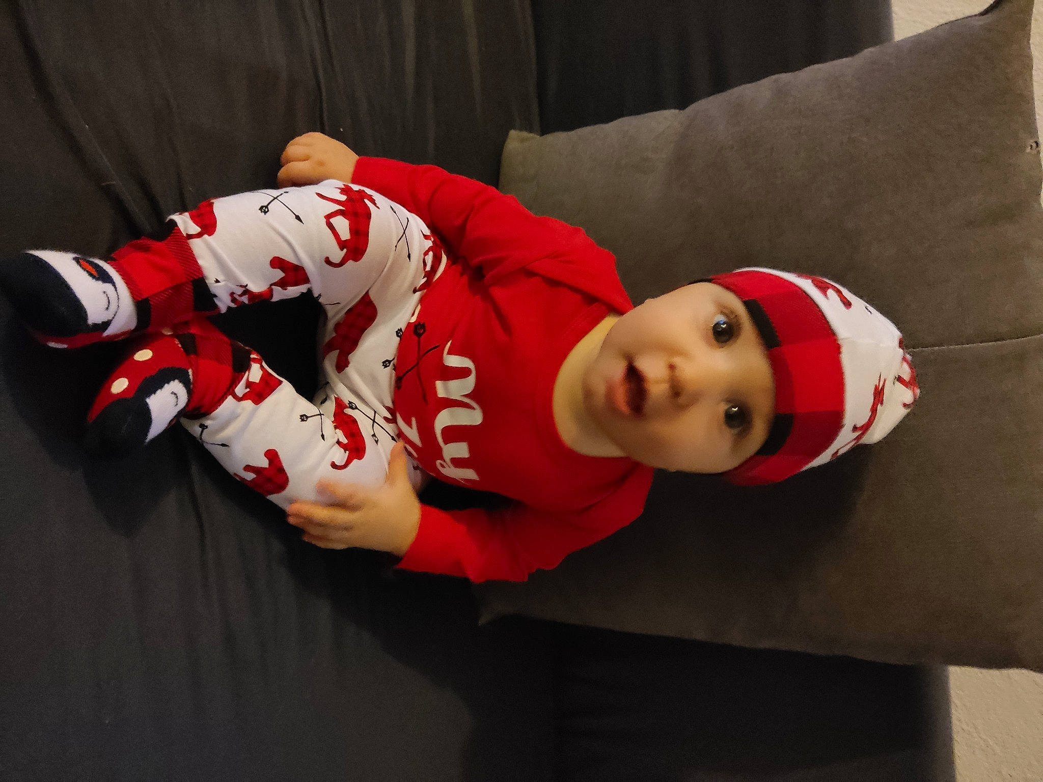 Pierrick participe au concours pour gagner de l'argent avec cette photo : baby_toddler_clothing, carmine, child, christmas, comfort, elbow, event, fictional_character, headgear, headwear, human_leg, knee, person, personal_protective_equipment, sleeve, smile, sports_jersey, sports_uniform, sportswear, surprise