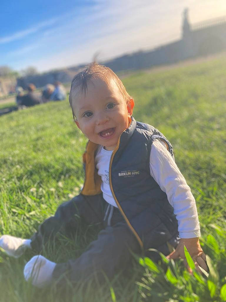 Pierrick a rejoint le concours — aidez-le/la à gagner de superbes lots ! baby, baby_toddler_clothing, cloud, field, flash_photography, fun, grass, grassland, happy, joy, landscape, leisure, meadow, people_in_nature, person, plant, prairie, rural_area, sky, smile