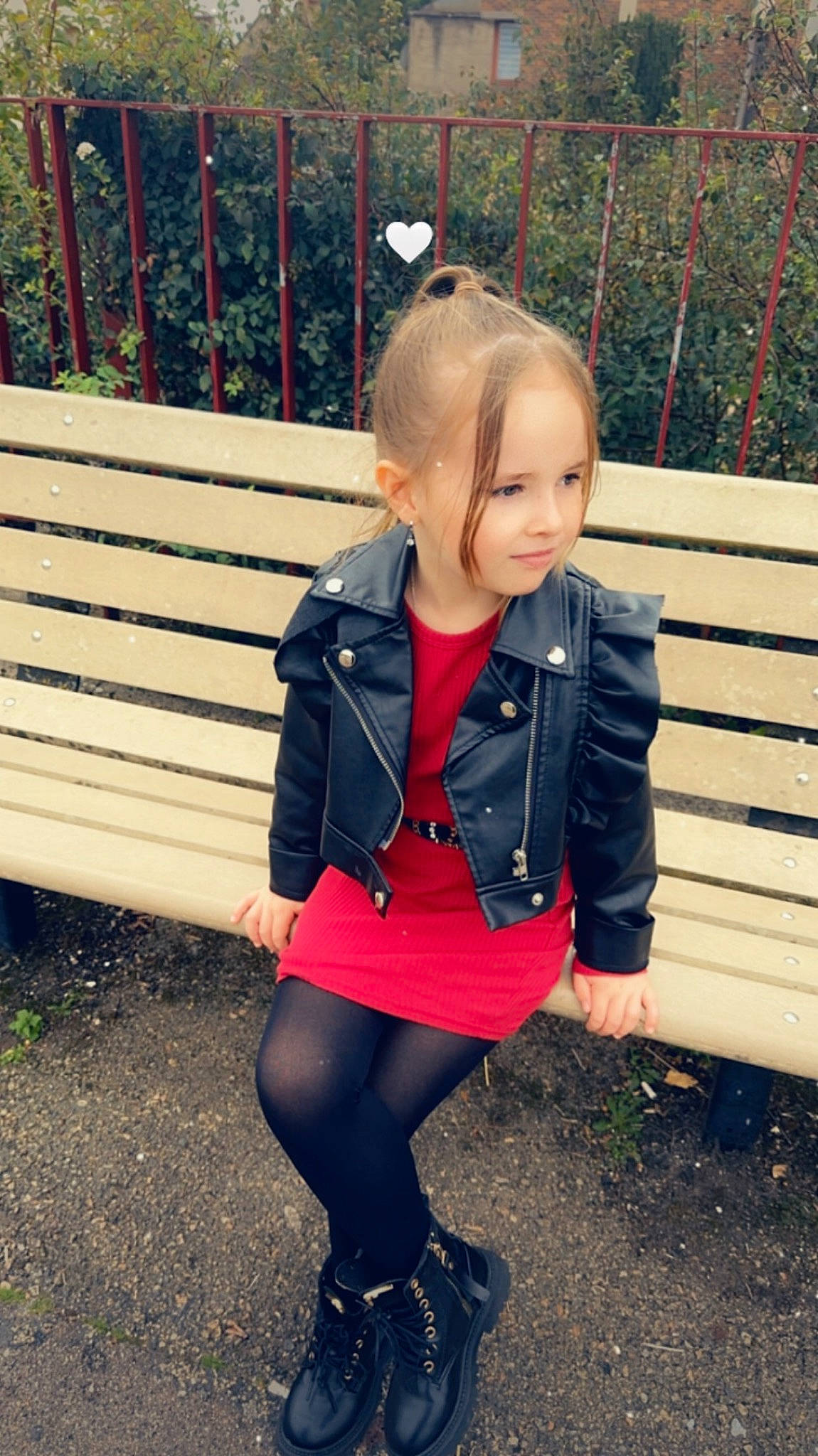 Thaisse a rejoint le concours — aidez-le/la à gagner de superbes lots ! baby_toddler_clothing, clothing, denim, electric_blue, fence, grass, hairstyle, happy, human_body, human_leg, jacket, jewellery, knee, neck, outerwear, pattern, person, sleeve, toddler, trunk