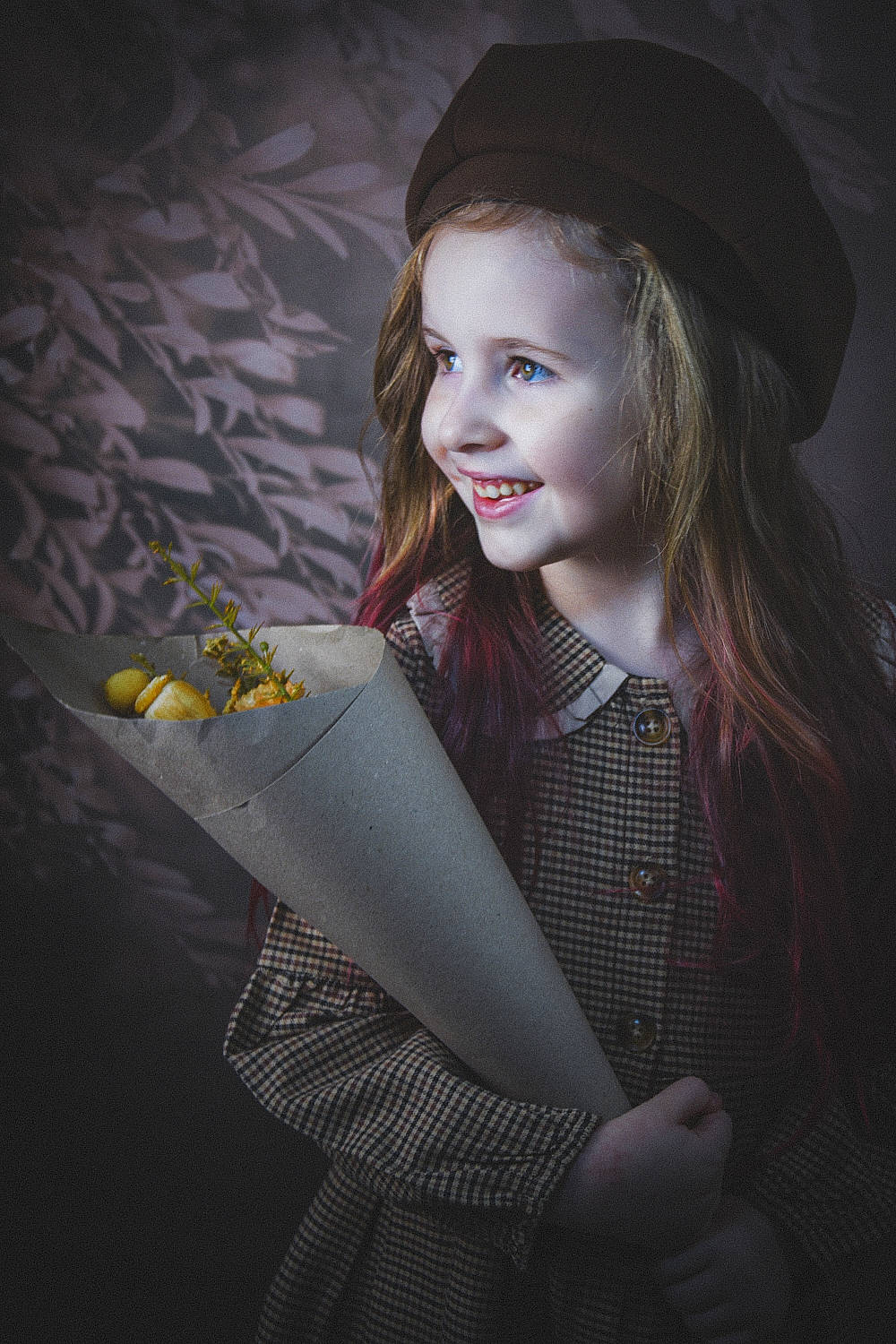 Thaisse participe au concours pour gagner de l'argent avec cette photo : blond, brown_hair, child, darkness, face, fashion_accessory, fashion_design, fedora, flash_photography, formal_wear, fun, happy, hat, joy, lip, long_hair, pattern, person, smile, sun_hat