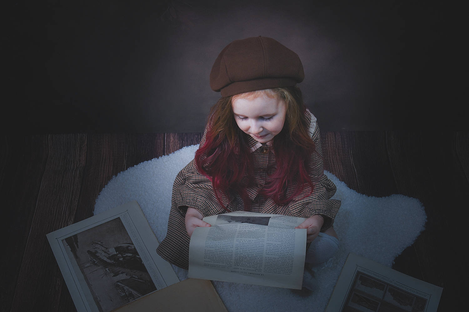 Thaisse a rejoint le concours — aidez-le/la à gagner de superbes lots ! bag, bowler_hat, box, cap, carmine, darkness, eyewear, fashion_accessory, fashion_design, flash_photography, fur, hat, luggage_and_bags, night, office_supplies, paper, person, portrait_photography, room, sitting