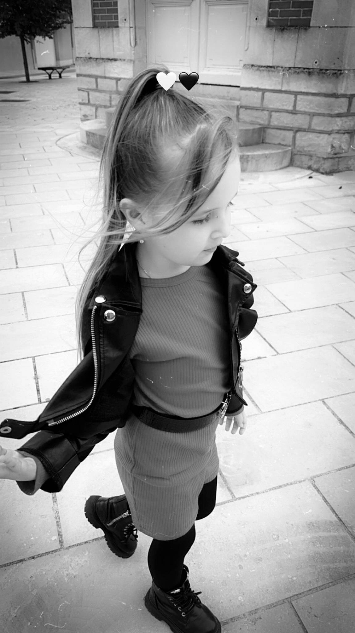 Thaisse participe au concours pour gagner de l'argent avec cette photo : black, black_and_white, child, flooring, fun, hairstyle, happy, head, human_leg, monochrome, monochrome_photography, person, photograph, sidewalk, sitting, smile, snapshot, standing, style, toddler