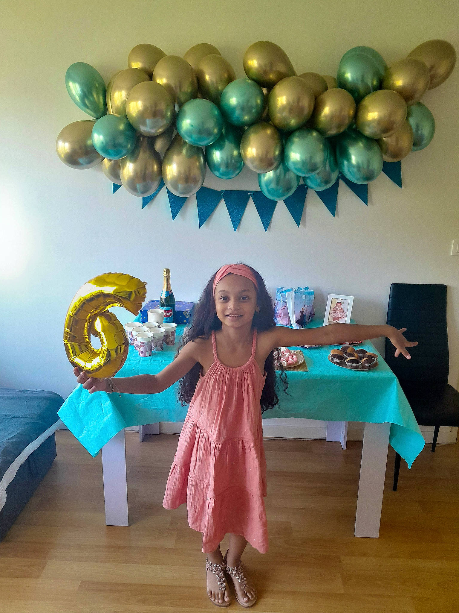 Cassidy participe au concours pour gagner de l'argent avec cette photo : aqua, azure, balloon, decoration, dress, entertainment, event, fashion_design, flooring, fun, happy, headwear, joy, leisure, magenta, party, party_supply, person, pink, recreation