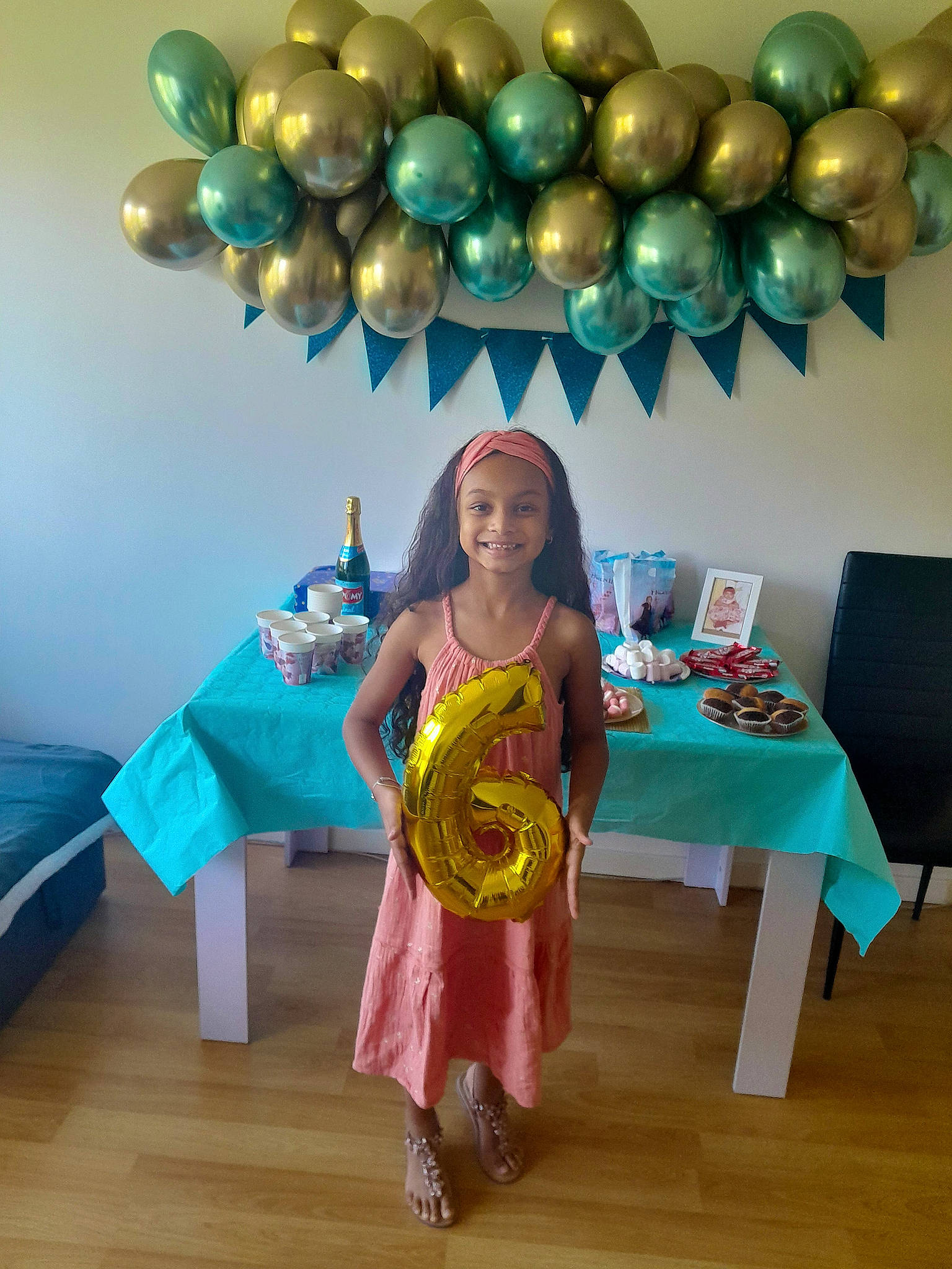 Cassidy a rejoint le concours — aidez-le/la à gagner de superbes lots ! balloon, beauty, child, costume, electric_blue, entertainment, event, fashion_design, flooring, fun, happy, joy, leisure, lighting, magenta, party, party_supply, person, pink, room