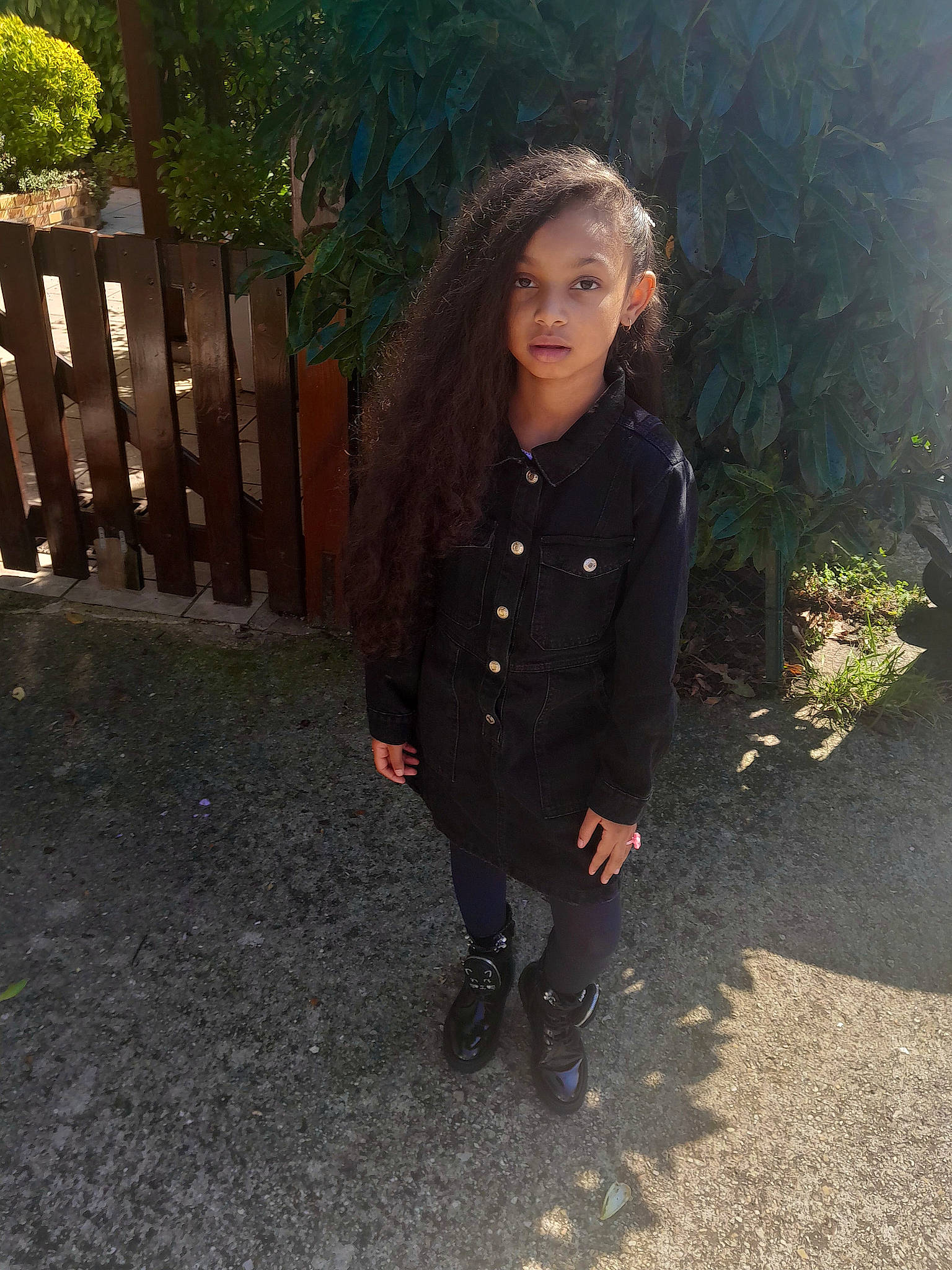 Cassidy a rejoint le concours — aidez-le/la à gagner de superbes lots ! denim, formal_wear, fun, fur, garden, grass, jacket, leather, long_hair, pattern, person, plant, road_surface, shadow, sitting, sleeve, suit, tints_and_shades, toddler, vintage_clothing