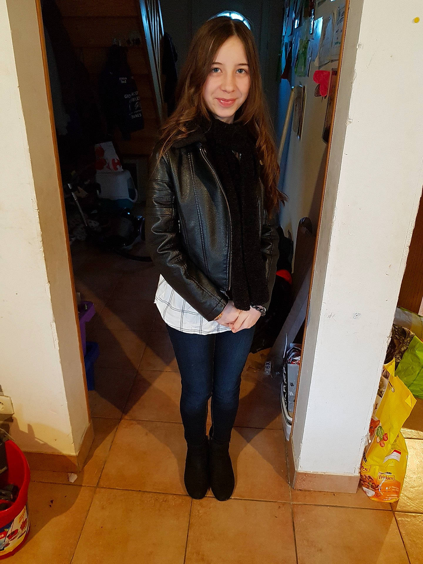 Anaelle D a rejoint le concours — aidez-le/la à gagner de superbes lots ! blazer, day, denim, fashion, fashion_accessory, footwear, fun, girl, jacket, jeans, joy, leg, leggings, long_hair, outerwear, person, snapshot, socialite, standing, textile
