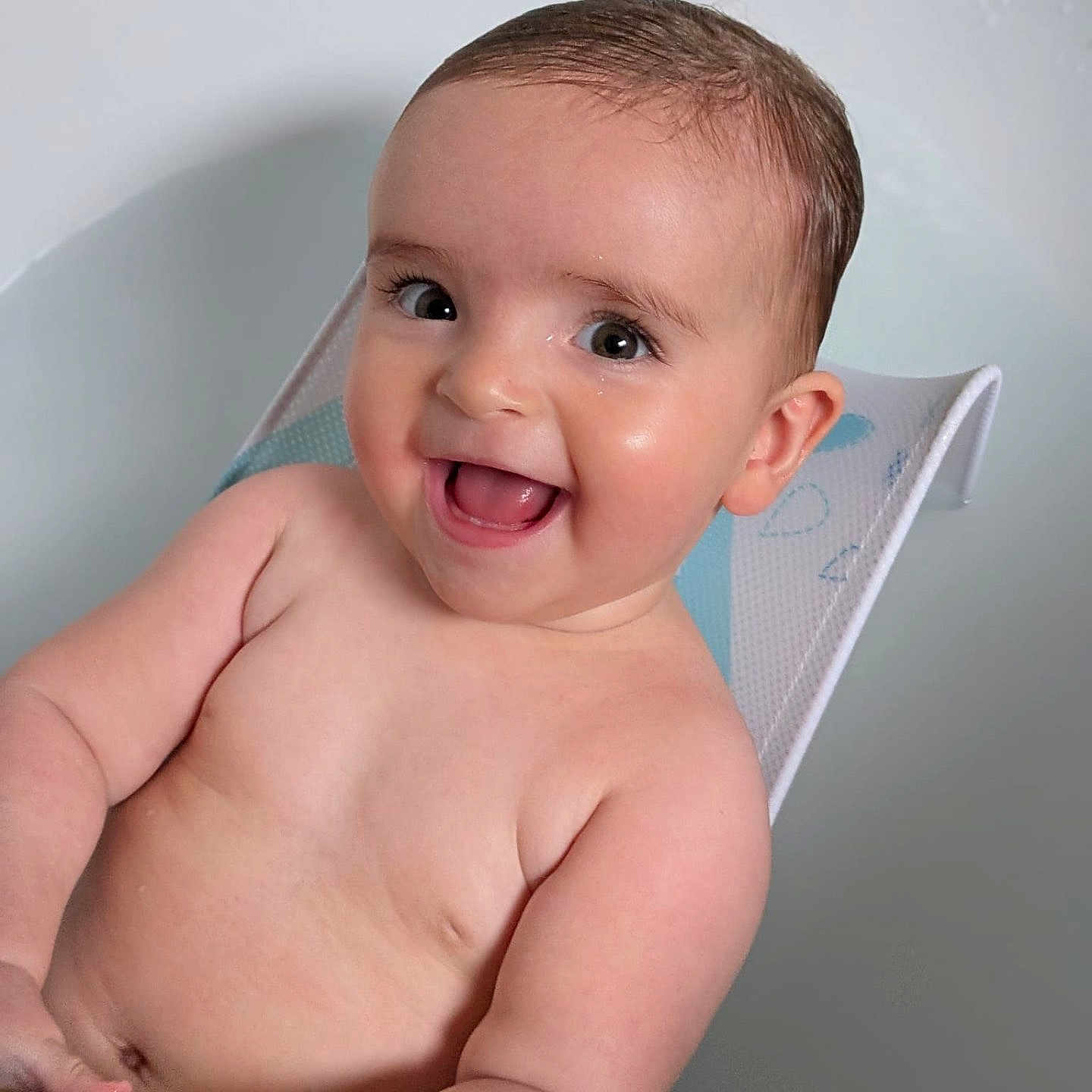 Rua participe au concours pour gagner de l'argent avec cette photo : baby, bath, bathtub, child, cute, expression, face, happy, head, indoors, infant, person, playful, seat, sitting, skin, smiling, toy, water, young