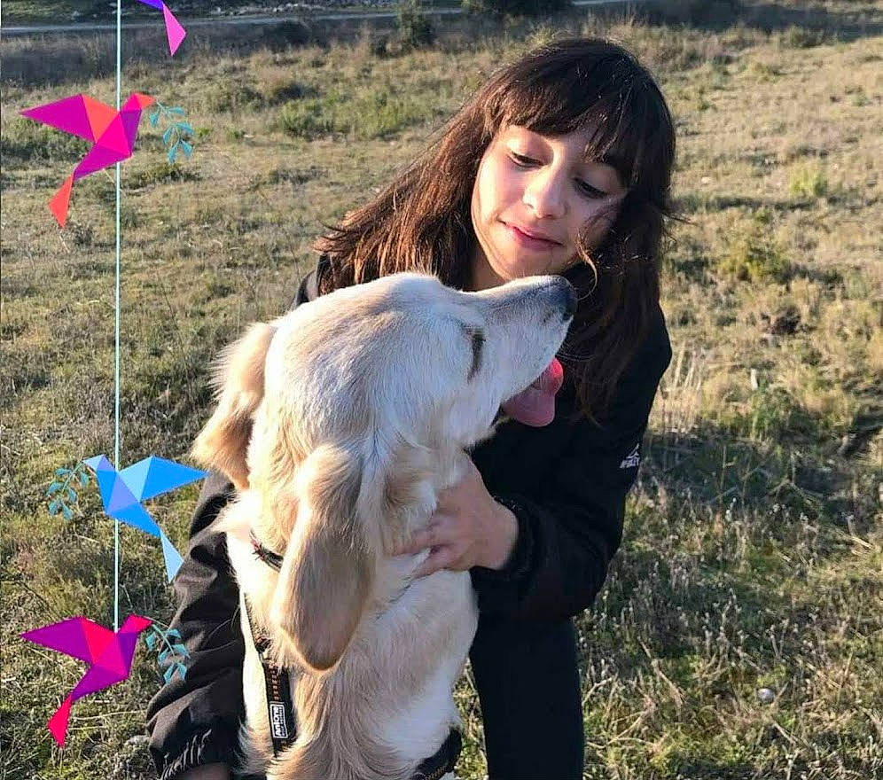 Oxane participe au concours pour gagner de l'argent avec cette photo : carnivore, companion_dog, dog, dog_breed, fawn, fun, fur, grass, grass_family, grassland, happy, landscape, leisure, people_in_nature, petal, plant, rose, smile, soil, winter