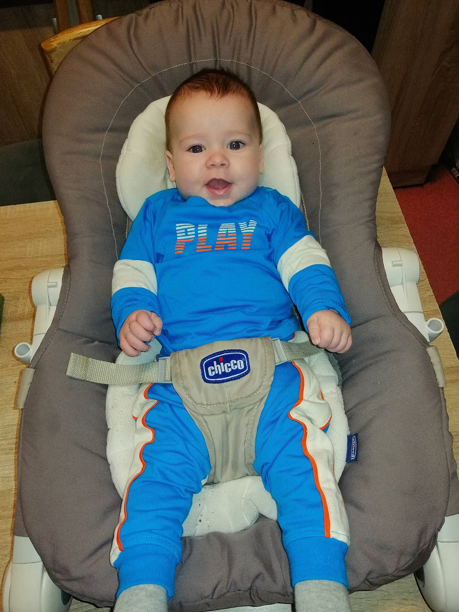 Alessio a rejoint le concours — aidez-le/la à gagner de superbes lots ! arm, baby, baby_products, baby_safety, baby_toddler_clothing, car_seat, chair, cheek, child, comfort, electric_blue, face, fun, head, person, product, sitting, sleeve, smile, textile