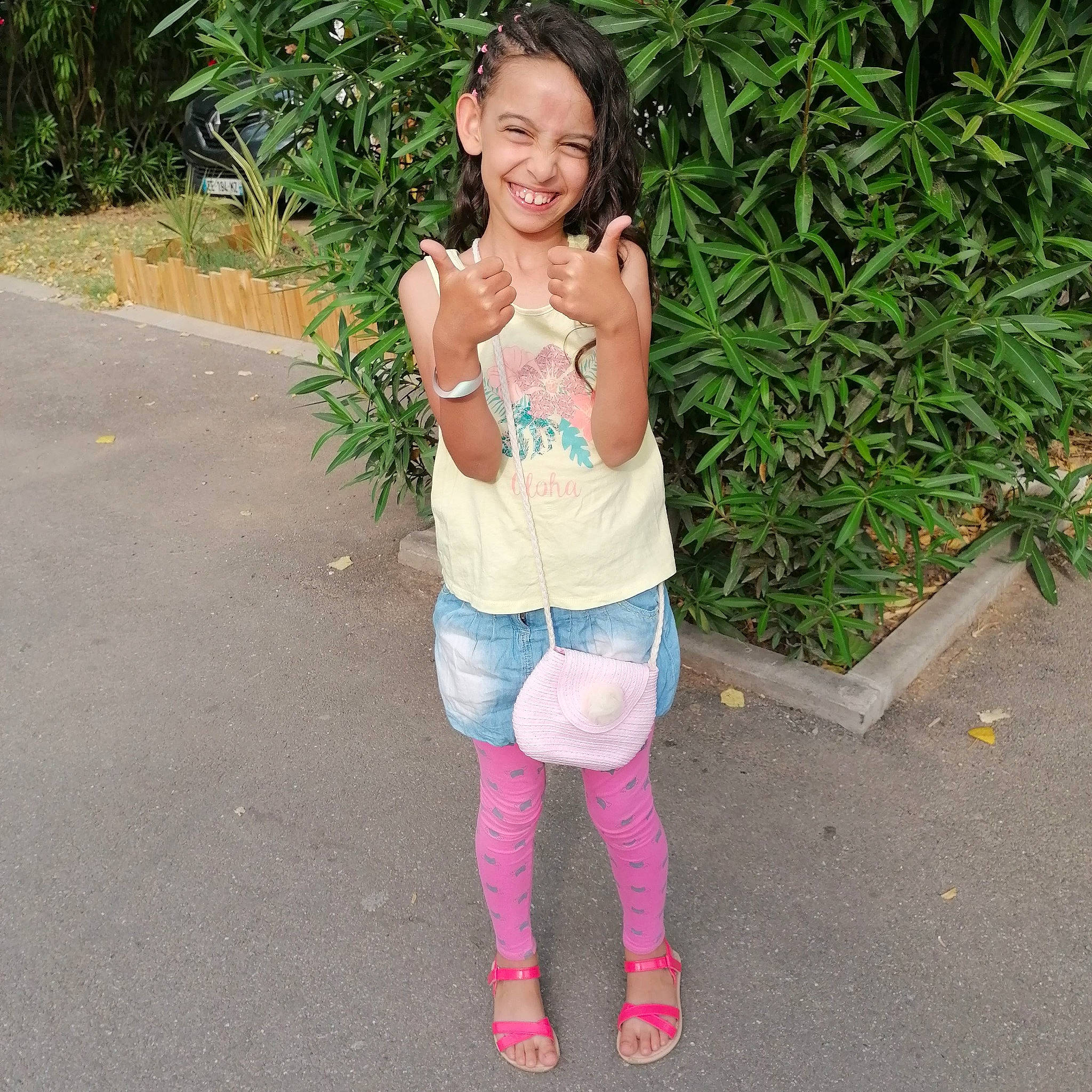 Sabrine a rejoint le concours — aidez-le/la à gagner de superbes lots ! child, footwear, grass, joy, leg, person, pink, plant, play, shoe, smile, toddler, vacation