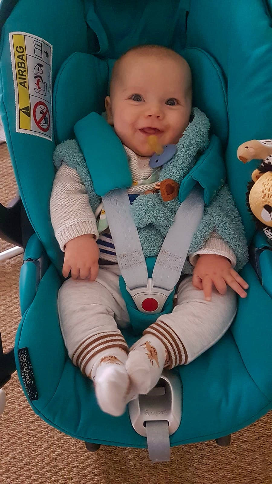 Gustave a rejoint le concours — aidez-le/la à gagner de superbes lots ! arm, baby, baby_carriage, baby_in_car_seat, baby_products, baby_toddler_clothing, car_seat, cheek, child, comfort, electric_blue, eye, green, linens, person, seat_belt, sitting, skin, sleeve, smile