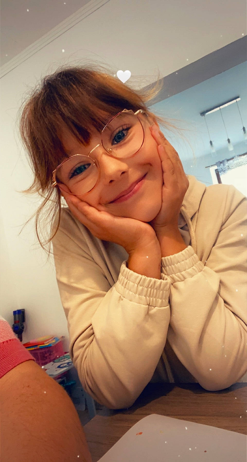 Tany participe au concours pour gagner de l'argent avec cette photo : arm, comfort, elbow, eyelash, eyewear, finger, gesture, glasses, hair, happy, joy, lip, long_hair, neck, outerwear, person, sleeve, smile, thigh, thumb