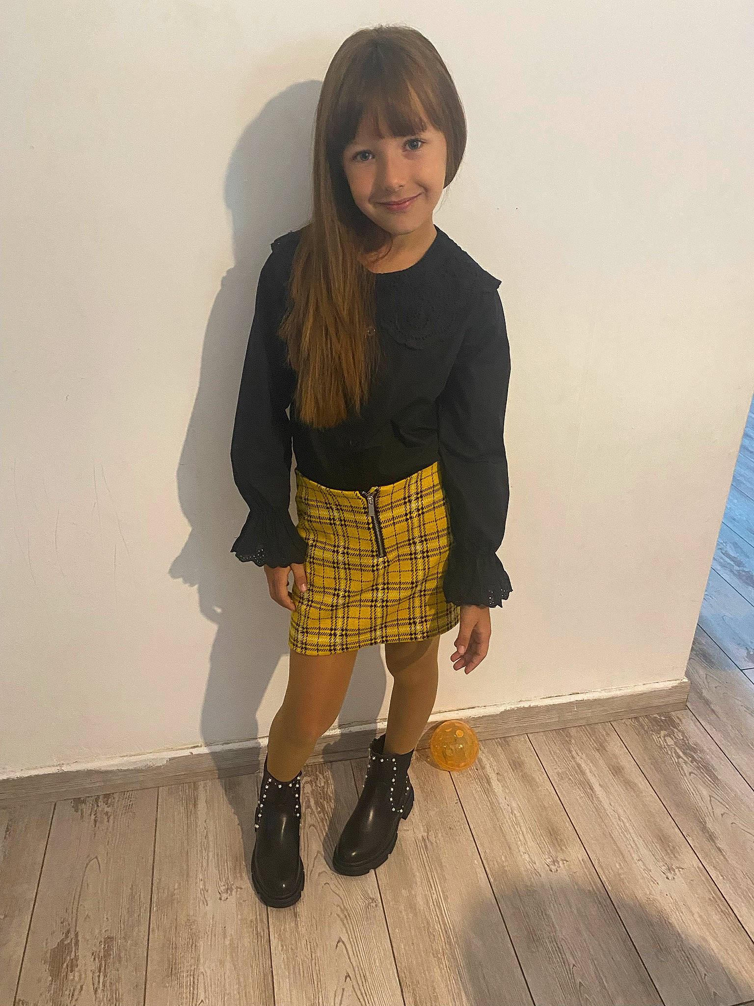 Tany participe au concours pour gagner de l'argent avec cette photo : collar, denim, face, fashion_design, human_leg, joy, knee, leg, long_hair, outerwear, person, plaid, shoe, sleeve, sock, stocking, t_shirt, tartan, thigh, trunk