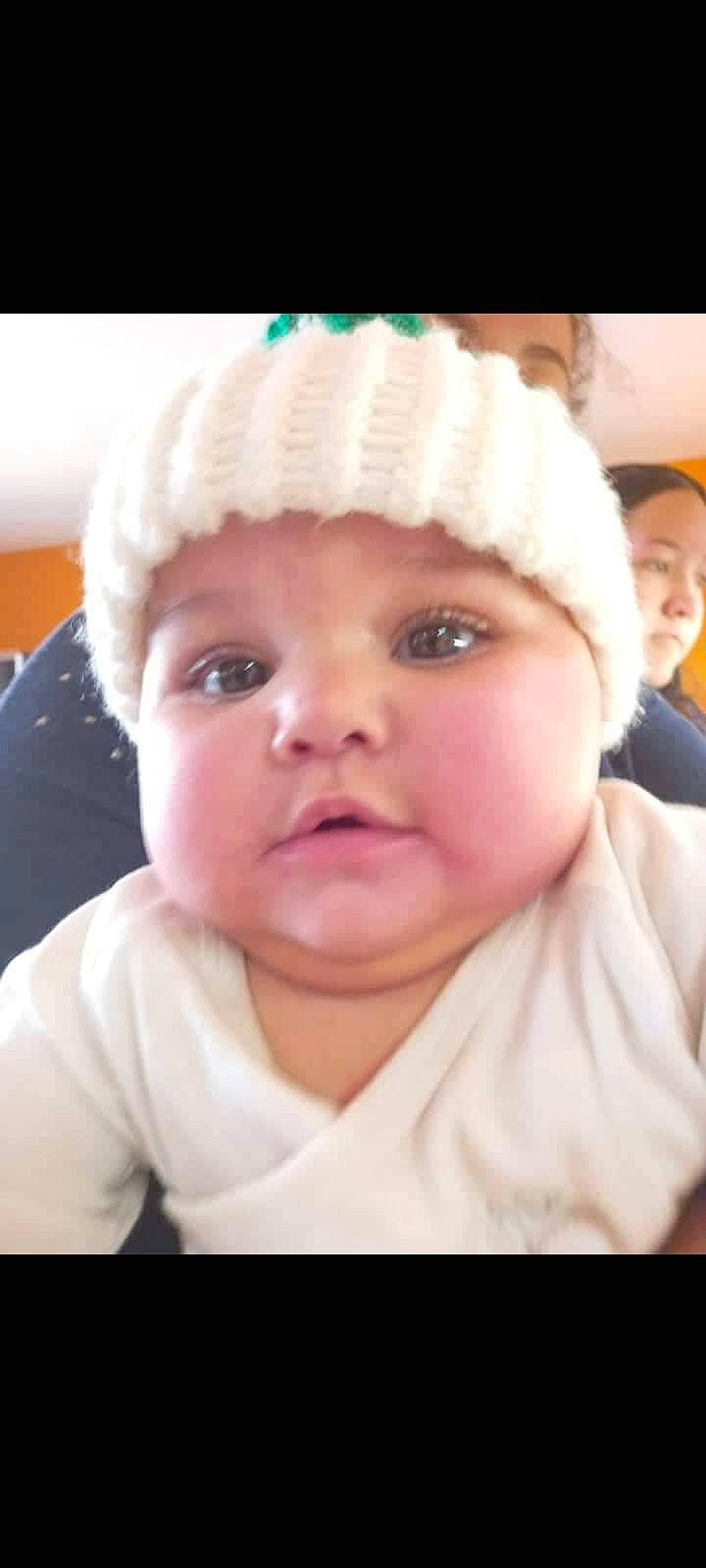 Kénaelle participe au concours pour gagner de l'argent avec cette photo : baby, baby_toddler_clothing, cap, cheek, child, comfort, ear, eyebrow, eyelash, fashion_accessory, fun, happy, headwear, iris, knit_cap, lip, mouth, nose, person, skin