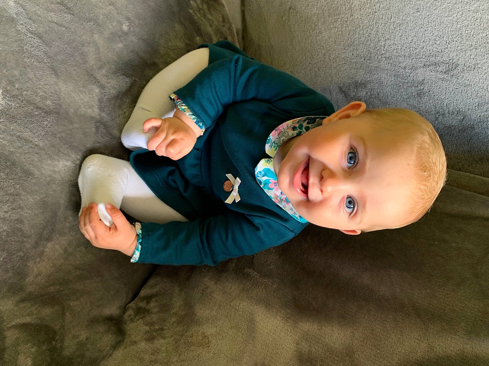 Maddy participe au concours pour gagner de l'argent avec cette photo : baby, baby_toddler_clothing, comfort, flash_photography, glasses, grass, happy, hat, headgear, human_body, leg, mammal, mouth, nose, person, skin, sleeve, smile, toddler, vertebrate