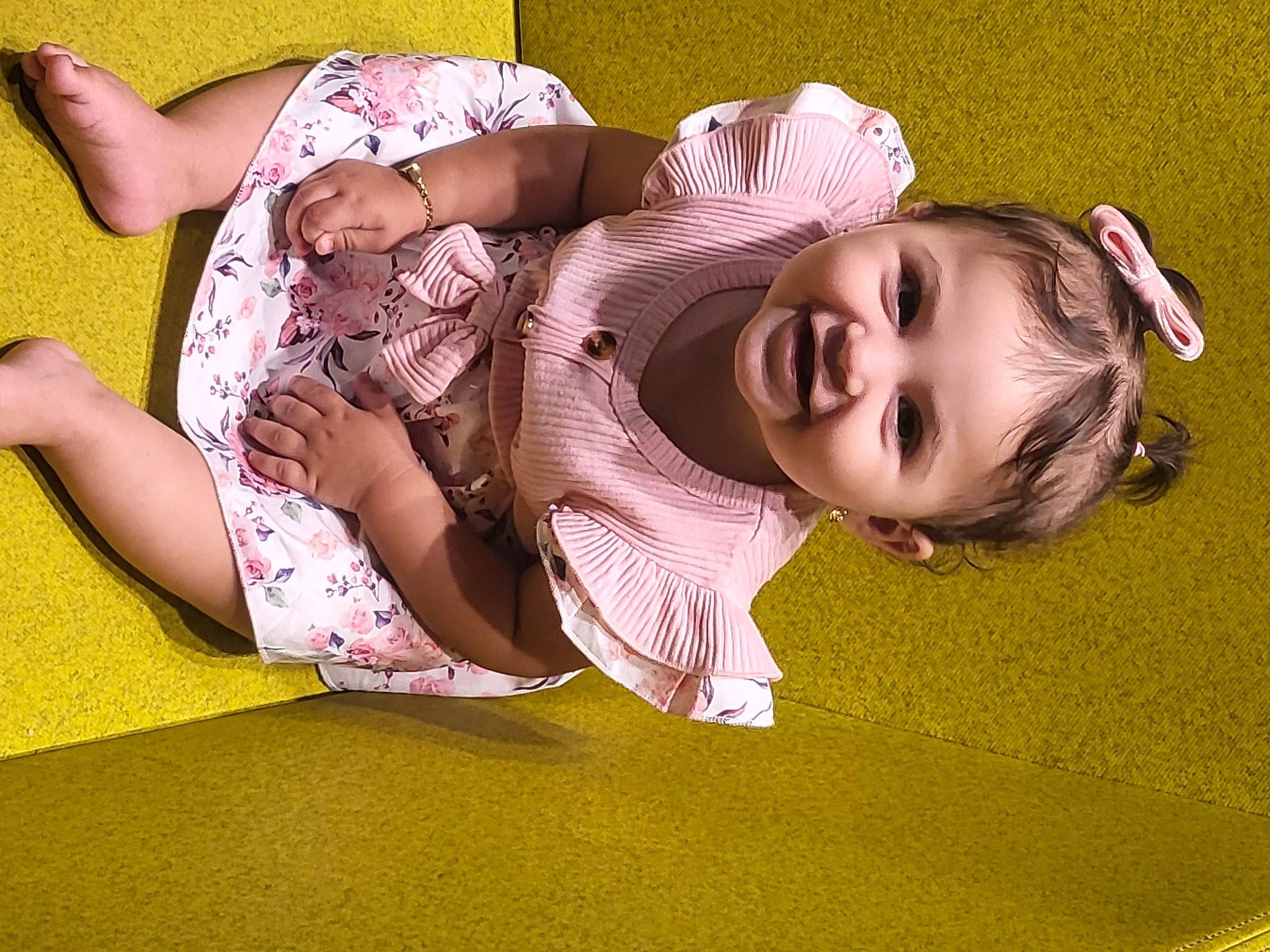 Dayana a rejoint le concours — aidez-le/la à gagner de superbes lots ! abdomen, baby, child, comfort, flash_photography, flooring, foot, grass, happy, human_body, human_leg, joint, joy, knee, lap, person, pink, sitting, skin, smile