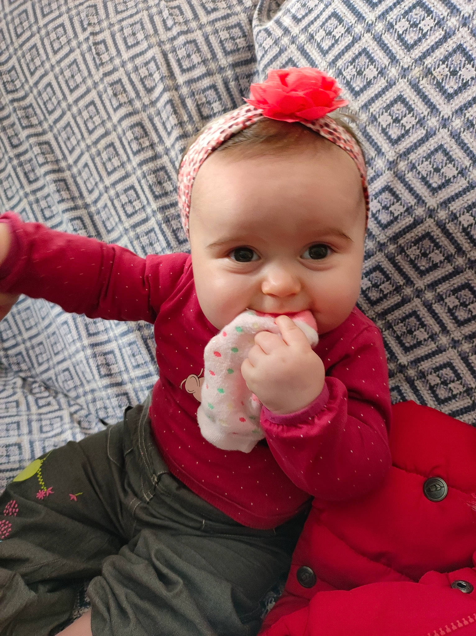 Rose a rejoint le concours — aidez-le/la à gagner de superbes lots ! arm, baby, baby_toddler_clothing, cheek, child, chin, fictional_character, finger, gesture, happy, lip, mouth, nail, person, pink, red, sitting, skin, sleeve, thumb