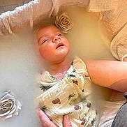 Liam a rejoint le concours — aidez-le/la à gagner de superbes lots ! baby, infant, milk_bath, flower, hand, peaceful, wrapped, soft_cloth, skin, water, milky_water, relaxation, newborn, tenderness, calm, portrait, human, indoor, care, gentle
