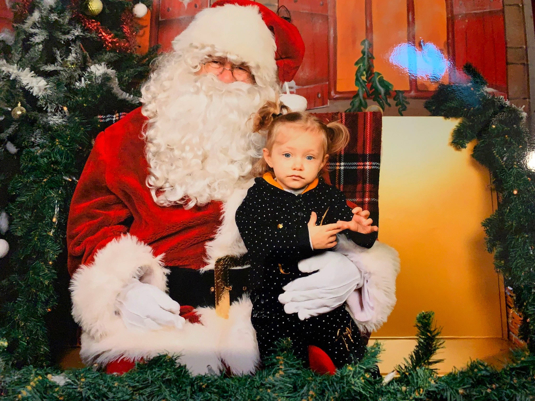 Lèna a rejoint le concours — aidez-le/la à gagner de superbes lots ! baby, beard, christmas, christmas_decoration, christmas_eve, christmas_ornament, christmas_tree, facial_expression, fun, green, happy, hat, head, holiday, human_body, lap, person, photograph, plant, red