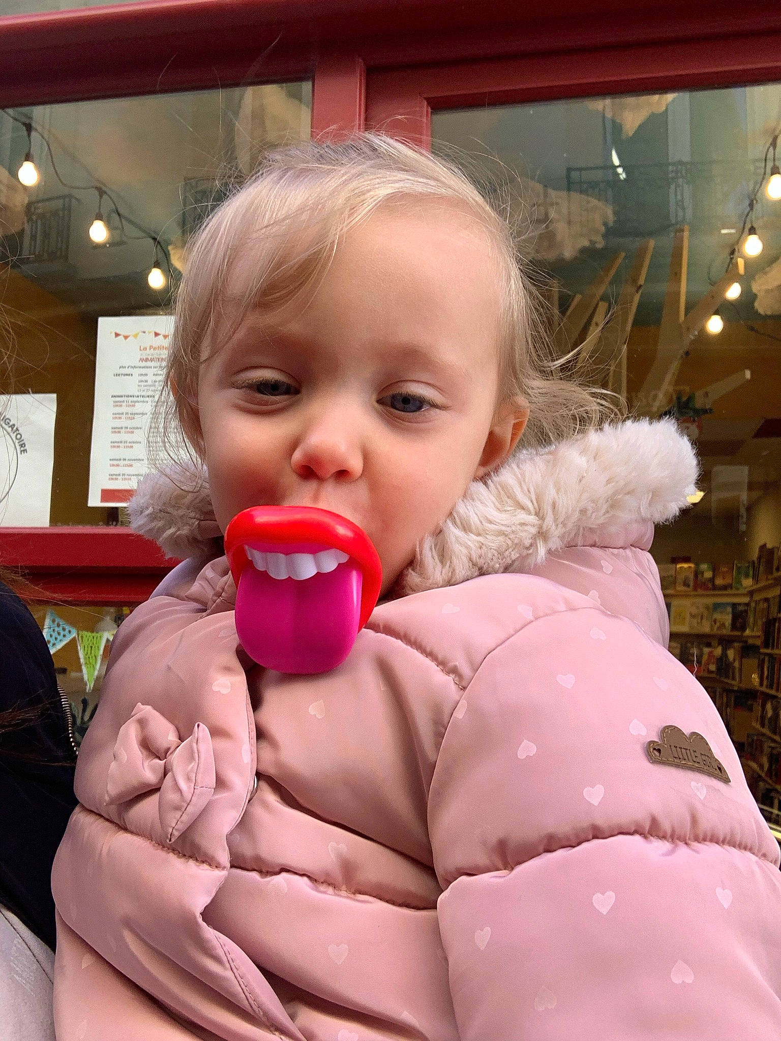 Lèna a rejoint le concours — aidez-le/la à gagner de superbes lots ! baby, baby_products, baby_toddler_clothing, carmine, cheek, child, chin, comfort, eyebrow, eyelash, face, fun, happy, iris, lip, magenta, nose, person, pink, sitting