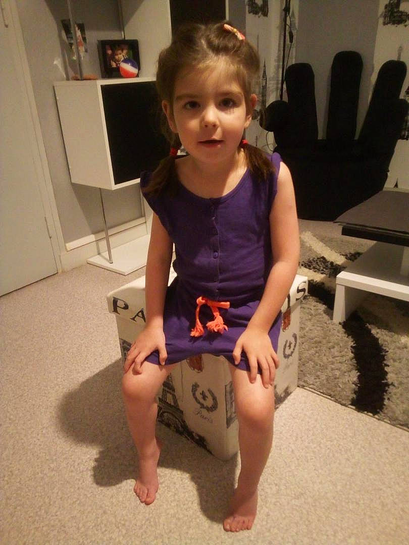 Maelys a rejoint le concours — aidez-le/la à gagner de superbes lots ! arm, barefoot, child, fun, human_body, human_leg, joint, knee, leg, person, play, potty_training, shoulder, skin, thigh, toddler, vacation