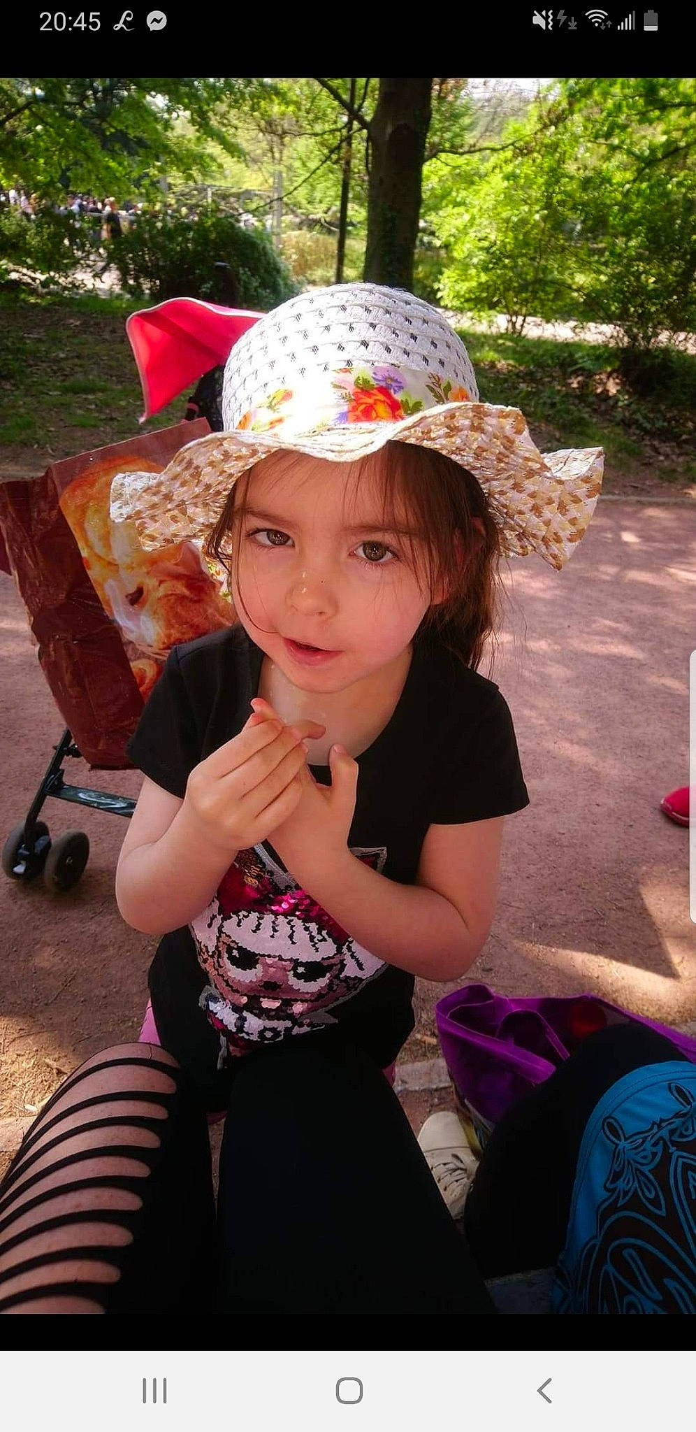 Maelys a rejoint le concours — aidez-le/la à gagner de superbes lots ! cap, child, event, fashion_accessory, fun, grass, happy, hat, headwear, leaf, leisure, magenta, person, pink, plant, public_space, recreation, sitting, summer, sun_hat