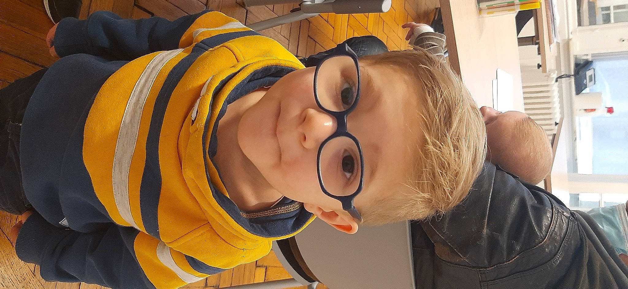 Gabriel participe au concours pour gagner de l'argent avec cette photo : animation, anime, audio_equipment, child, costume, ear, eyelash, eyewear, fashion_accessory, fun, happy, mouth, nose, orange, person, personal_protective_equipment, room, sports_gear, vision_care, yellow