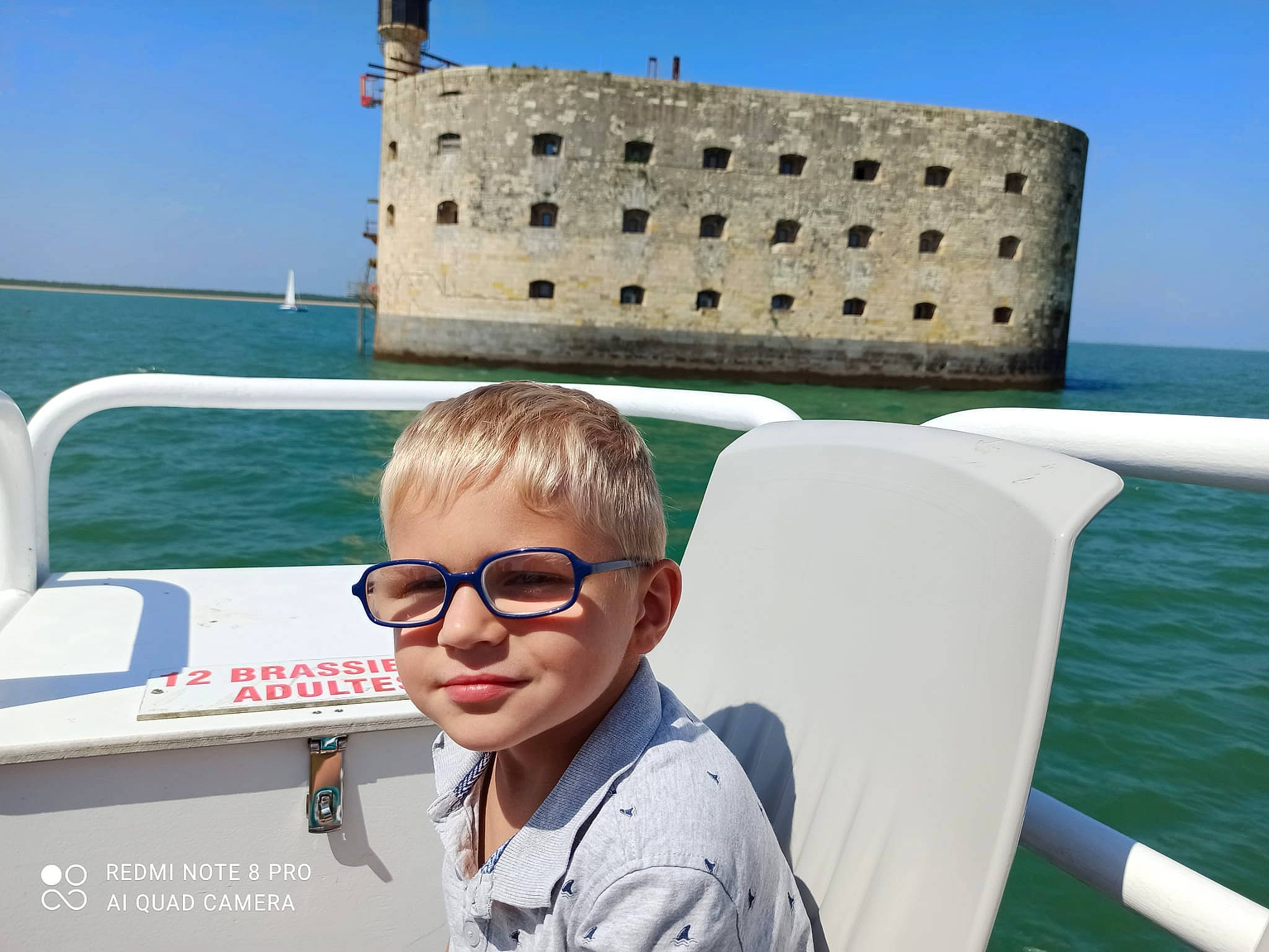 Johnny participe au concours pour gagner de l'argent avec cette photo : azure, blue, boat, boats_and_boating_equipment_and_supplies, eyewear, glasses, happy, leisure, naval_architecture, person, recreation, sky, smile, summer, t_shirt, travel, vision_care, water, watercraft, waterway