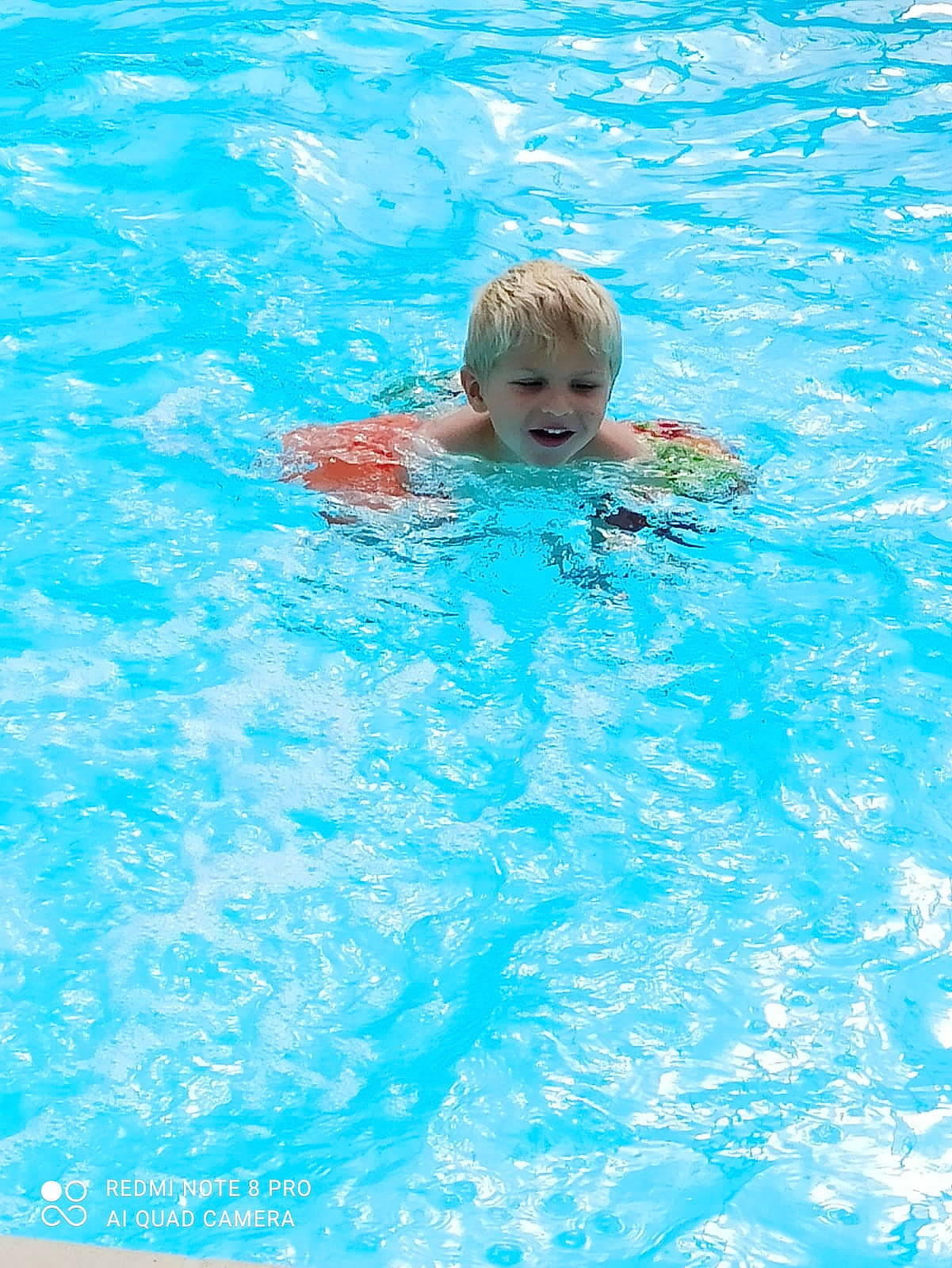 Johnny a rejoint le concours — aidez-le/la à gagner de superbes lots ! baby, bathing, blue, child, electric_blue, fluid, fun, happy, individual_sports, joy, leisure, leisure_centre, liquid, person, recreation, smile, sports, swimming_pool, toddler, water