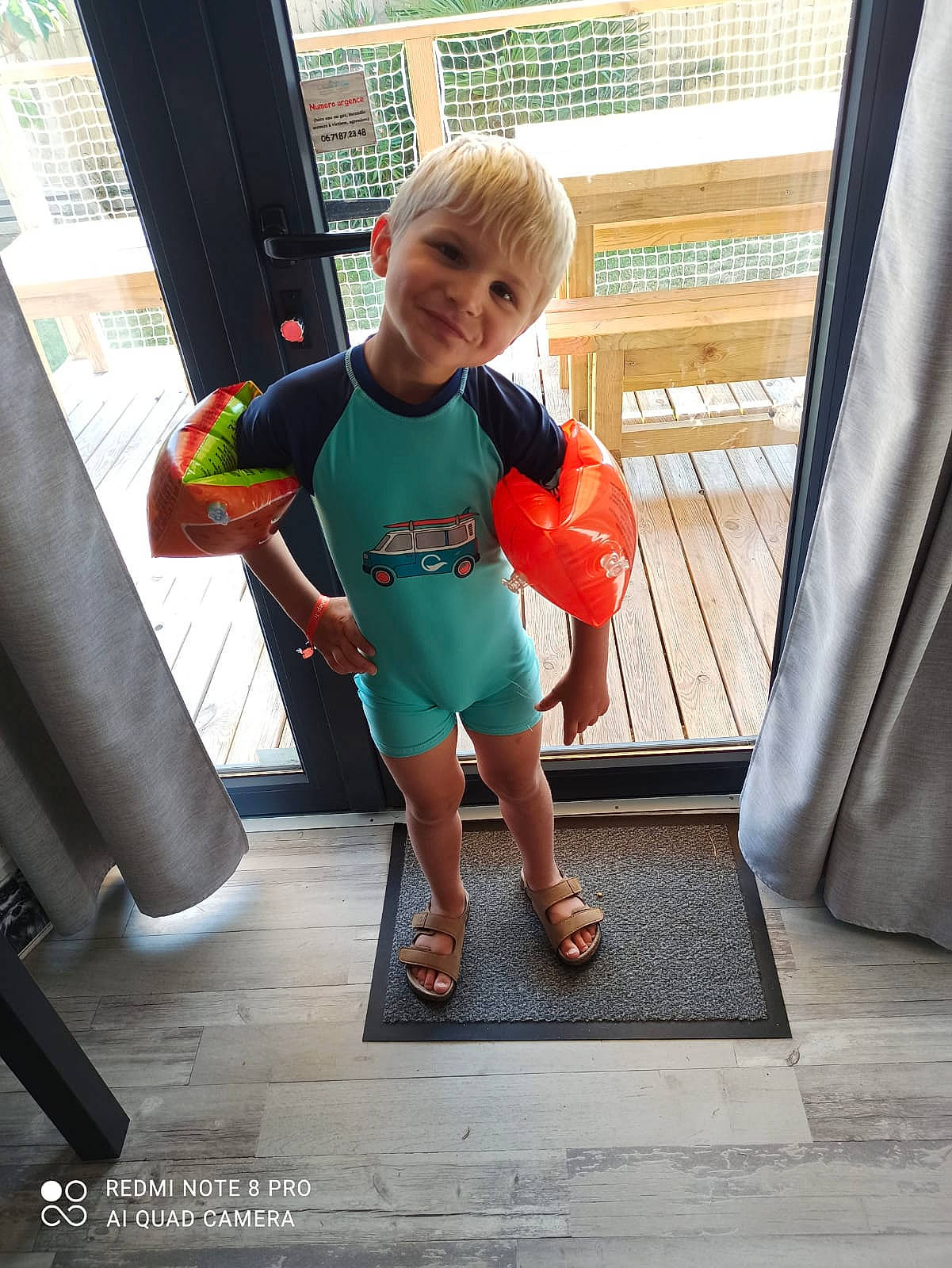 Johnny participe au concours pour gagner de l'argent avec cette photo : calf, child, composite_material, curtain, flooring, foot, fun, gas, human_leg, joint, joy, knee, leg, leisure, person, recreation, shoe, shorts, stairs, standing