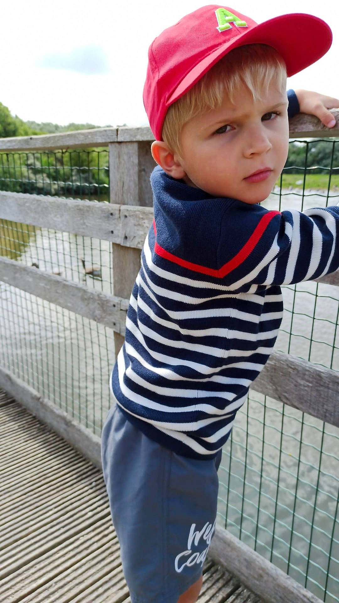 Johnny participe au concours pour gagner de l'argent avec cette photo : baby, baby_toddler_clothing, beauty, cap, cloud, cool, electric_blue, fence, hat, headwear, leisure, lip, neck, pattern, person, product, sky, sleeve, street_fashion, t_shirt
