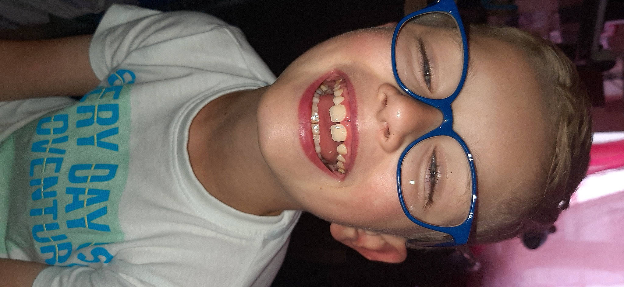 Diego a rejoint le concours — aidez-le/la à gagner de superbes lots ! arm, cheek, chin, ear, eye, eyebrow, eyelash, facial_expression, forehead, glasses, hand, joy, lip, mouth, muscle, neck, nose, person, skin, smile