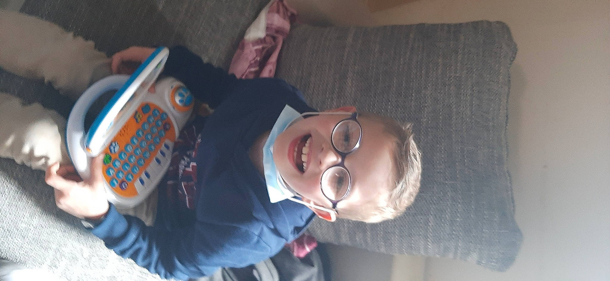 Diego participe au concours pour gagner de l'argent avec cette photo : audio_equipment, child, cool, ear, electric_blue, eyewear, finger, forehead, fun, headgear, joy, mouth, nose, person, personal_protective_equipment, room, smile, toddler, vacation, vision_care