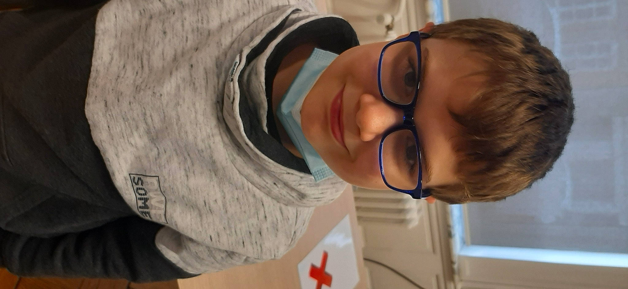 Theo participe au concours pour gagner de l'argent avec cette photo : chin, clothing, comfort, ear, eyebrow, eyelash, eyewear, facial_expression, forehead, glasses, human_body, jaw, joint, joy, mouth, neck, nose, person, shoulder, skin