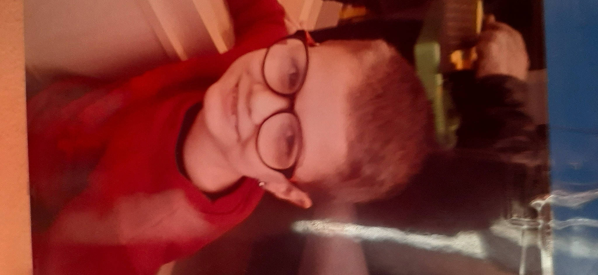 Theo participe au concours pour gagner de l'argent avec cette photo : cheek, chest, ear, event, eyebrow, eyelash, eyewear, fun, gesture, jaw, joy, lip, nail, neck, nose, person, personal_protective_equipment, shoulder, throat, thumb