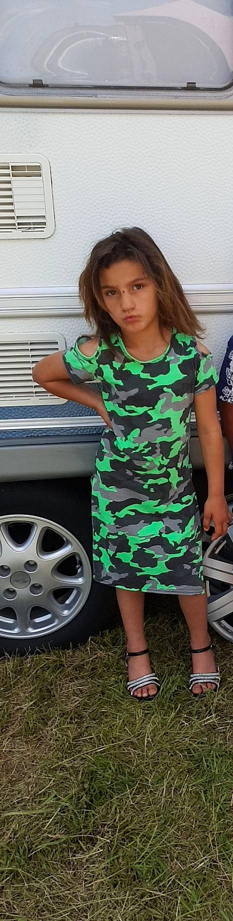 Liway a rejoint le concours — aidez-le/la à gagner de superbes lots ! auto_part, automotive_tire, automotive_wheel_system, camouflage, car, clothing, dress, leg, pattern, person, rim, sleeve, t_shirt, thigh, tire, toddler, vehicle, wheel