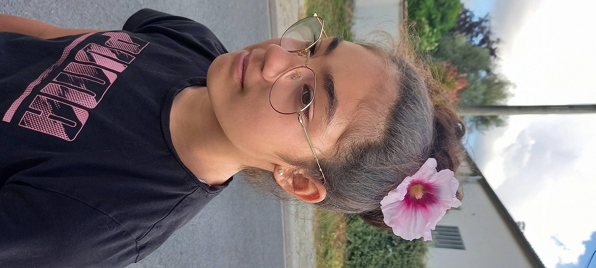 La'A a rejoint le concours — aidez-le/la à gagner de superbes lots ! child, eye, eyewear, fashion_accessory, flower, fun, glasses, grass, happy, jewellery, leisure, lip, necklace, nose, person, petal, plant, smile, sunglasses, tree