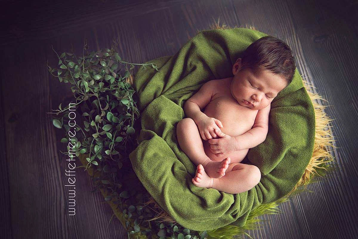 Louis a rejoint le concours — aidez-le/la à gagner de superbes lots ! arm, baby, baby_sleeping, baby_toddler_clothing, child, comfort, flash_photography, gesture, grass, happy, linens, musical_instrument, pattern, people_in_nature, person, plant, skin, textile, toddler, tree