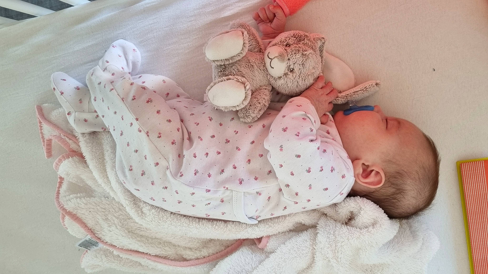 Judith a rejoint le concours — aidez-le/la à gagner de superbes lots ! arm, baby, baby_products, baby_safety, baby_sleeping, baby_toddler_clothing, bedding, bedtime, child, comfort, hand, infant_bed, linens, nap, pattern, person, pink, room, skin, sleeve